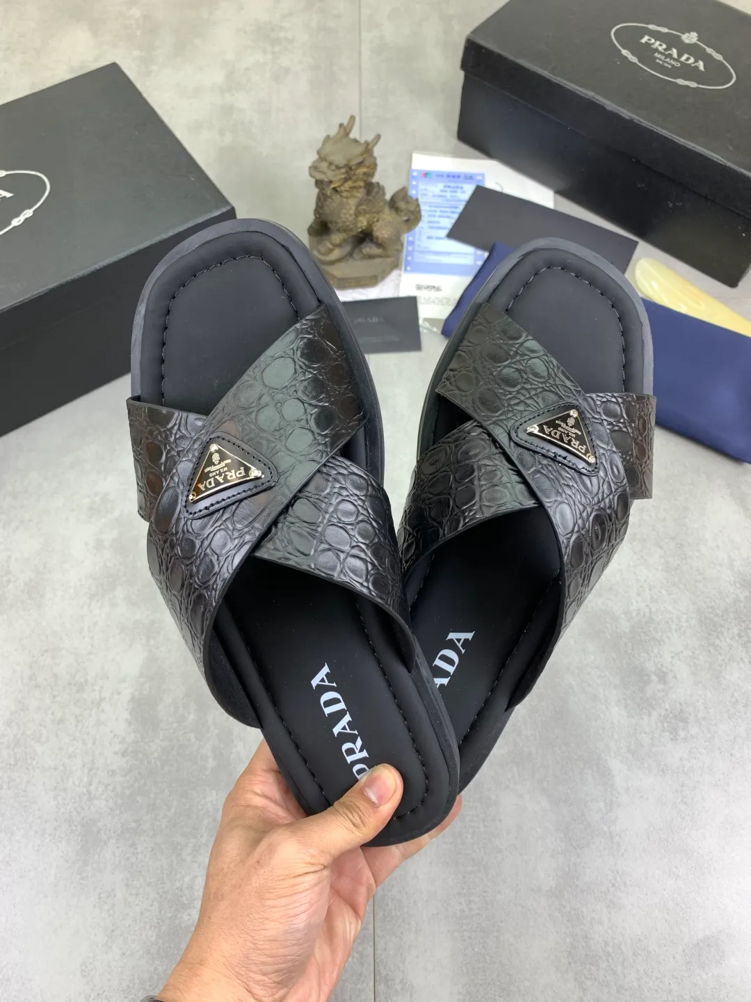 Men's shoes 💰P320💰【New style】🎁🎁🎁 PRADA Prada's new casual slippers, original official website 1:1, perfect workmanship, conveying a kind of noble luxury, sublimating its definition of luxury in Prada's high-end extraordinary craftsmanship. Original combination outsole, size: 39-46 colors 🉑️ to choose from
